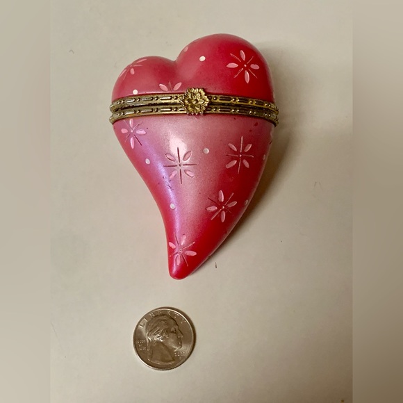 Vintage Bronze Trim Clasp Porcelain Figural Love Heart Trinket Box Antique - Picture 6 of 16